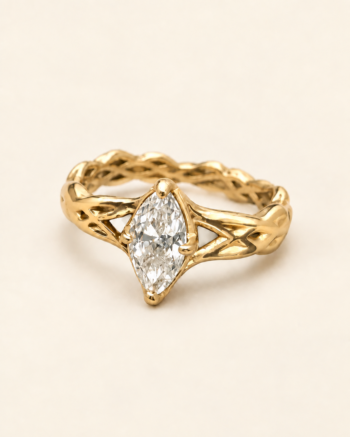Compromiso orgánico — Una silueta marquise con detalles entrelazados.