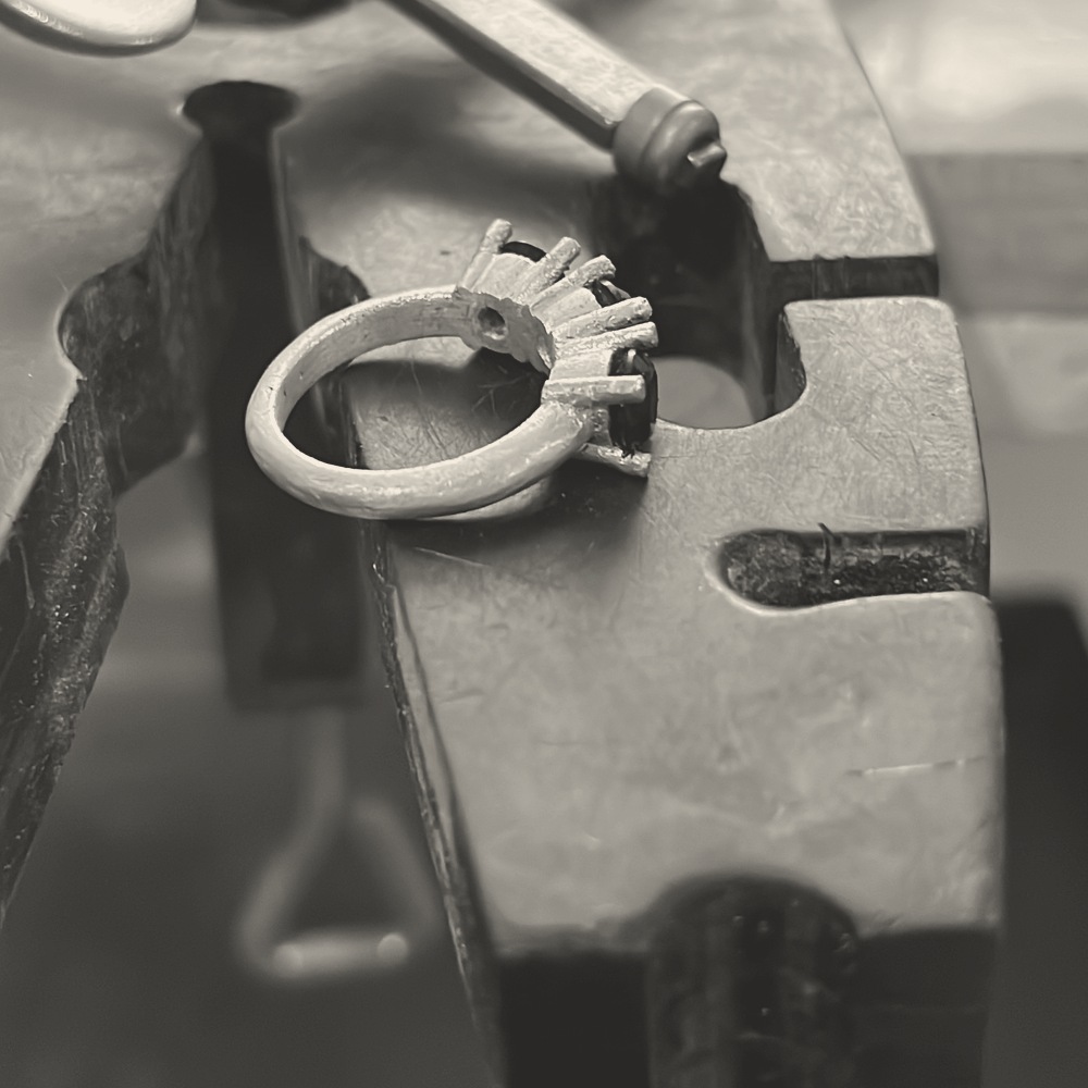 La montura — La pieza en una etapa de fabricación, aún sin engastar.
