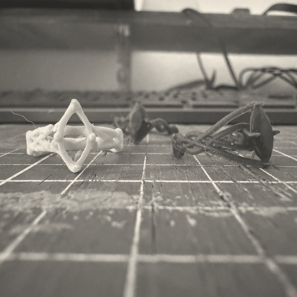 Prototipos — Pruebas en resina antes de trabajar el metal.