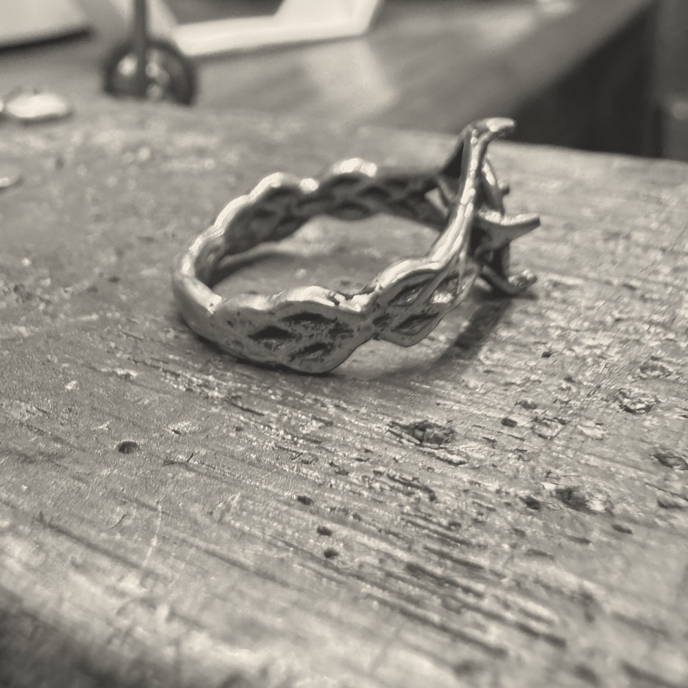 Detalles en metal — Construcción de una montura de líneas orgánicas.